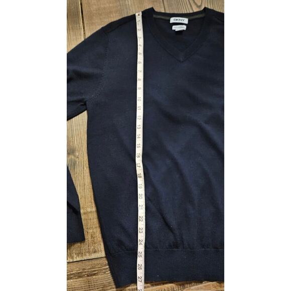 DKNY Sweater Mens Medium Navy Merino Wool V Neck Thin Soft Preppy Dark Academia - Picture 6 of 8